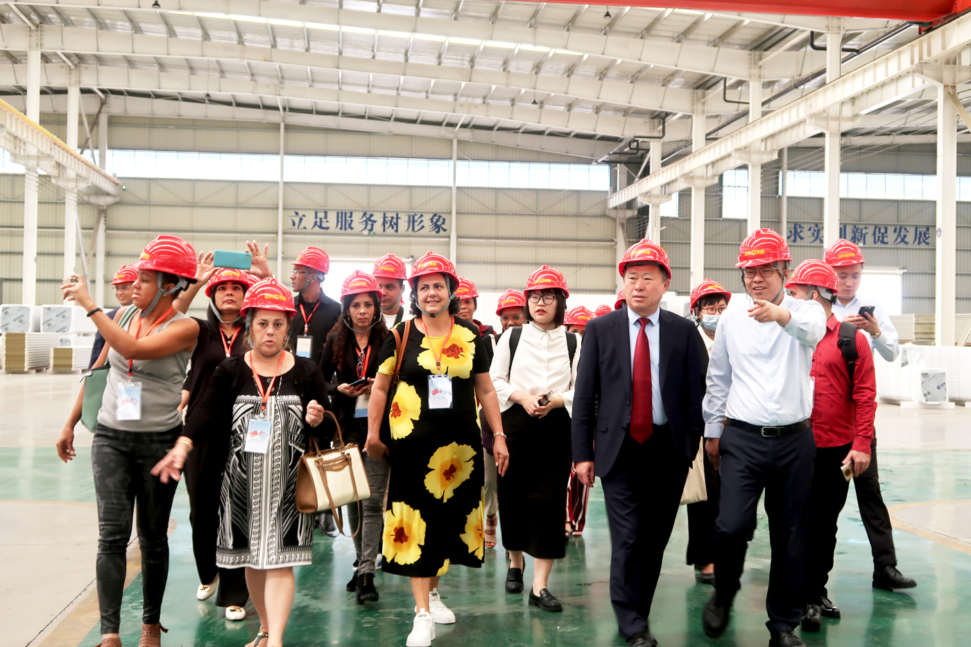 古巴钱币财税政策研修班学员莅临经典集团旅行交流