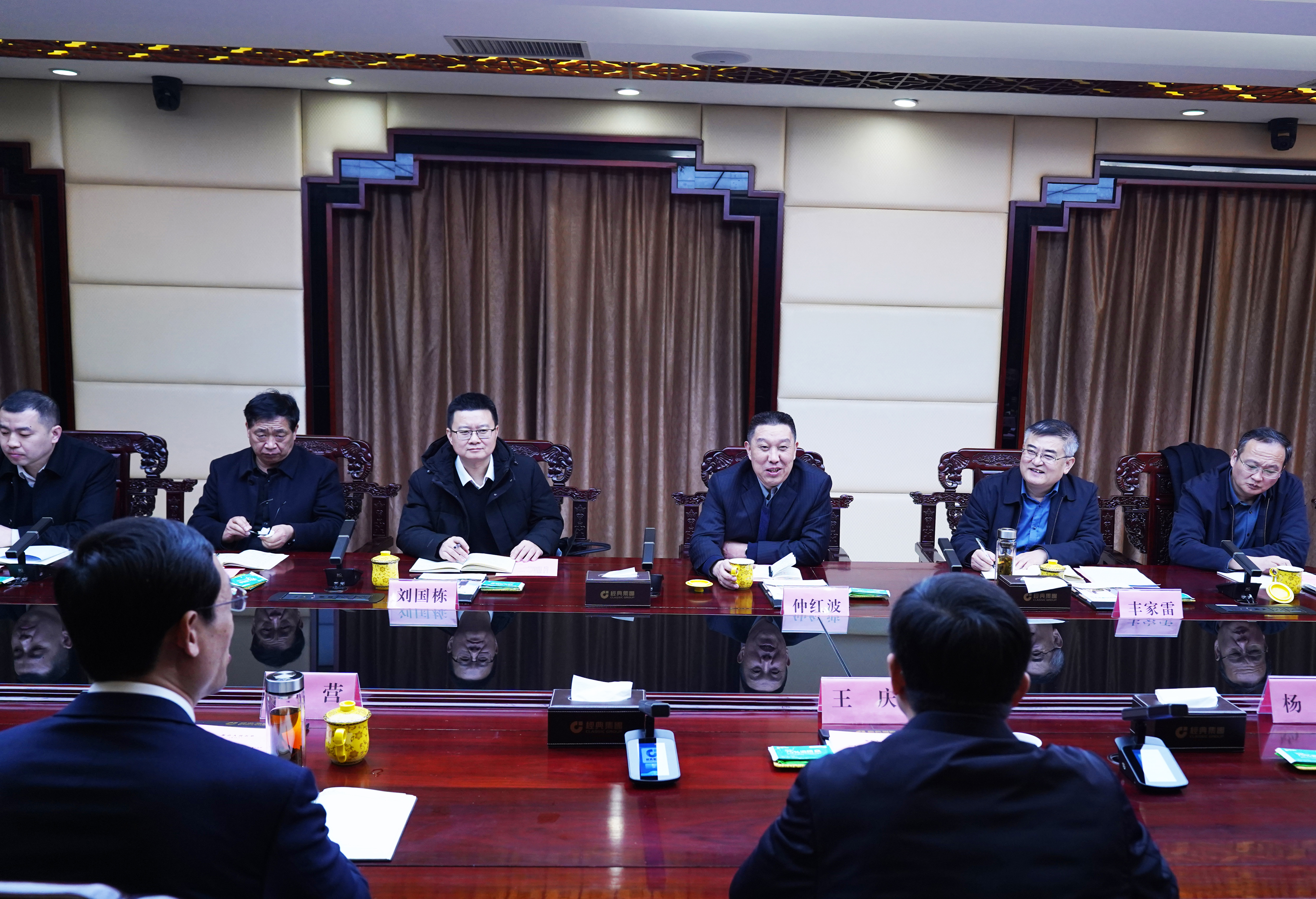 济宁学院党委书记仲红波调研经典集团
