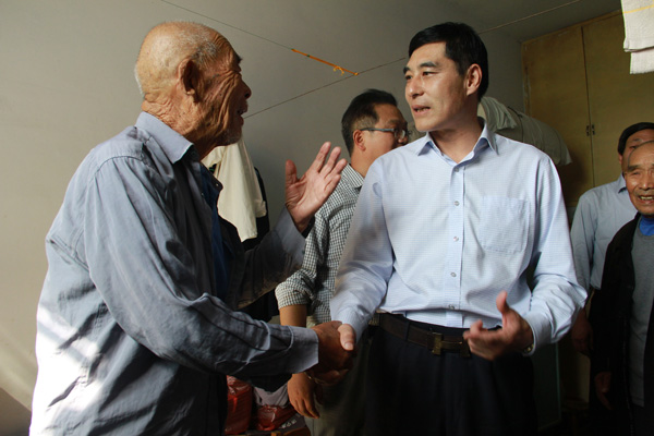 九九重阳节 浓浓敬老情&mdash;&mdash;经典集团到兴隆庄镇走访慰问老人