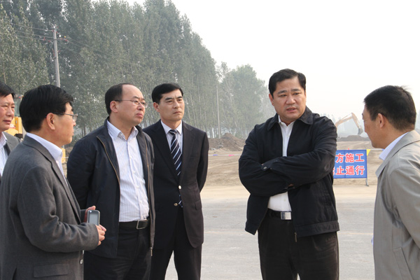 兖州市医药工业园现场办公会在经典集团召开