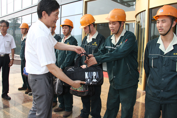兖州市市委宣传部、市总工会组织&ldquo;夏日送清凉&rdquo;走进经典集团慰问一线员工