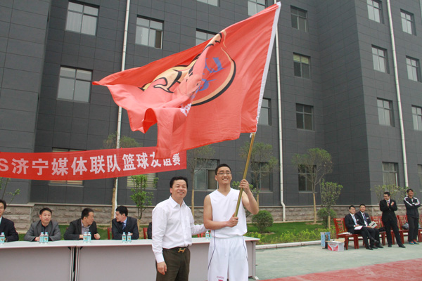 经典集团篮球队正式建设暨与济宁各大媒体篮球友谊赛顺遂举行